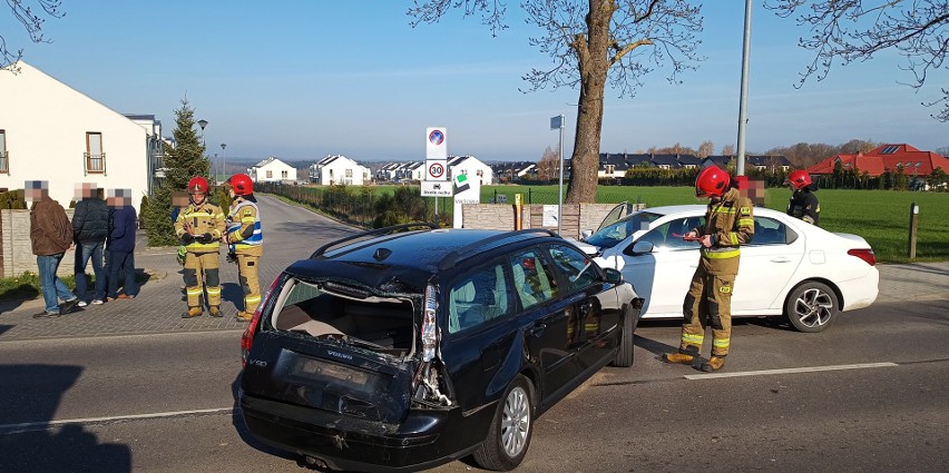 Wypadek ciągnika i dwóch samochodów w Siemianicach. Kobieta w szpitalu