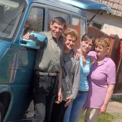 Na początek kupili dostawczego busa. Na zdjęciu część załogi "Szansy&#8221;: Irena Miła, Maria Zachaczewska, Donata Krzesińska i Eugeniusz Krzesiński, który wspiera spółdzielców.