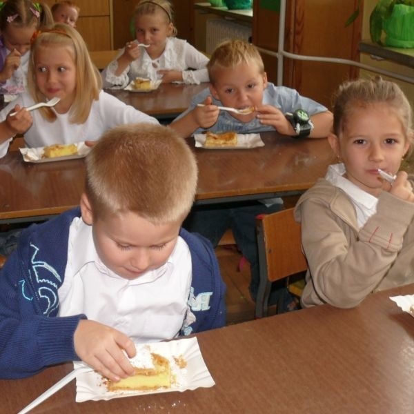 Pierwszaki ze Szkoły Podstawowej Nr 12 w Stalowej Woli zajadają się papieskimi kremówkami.