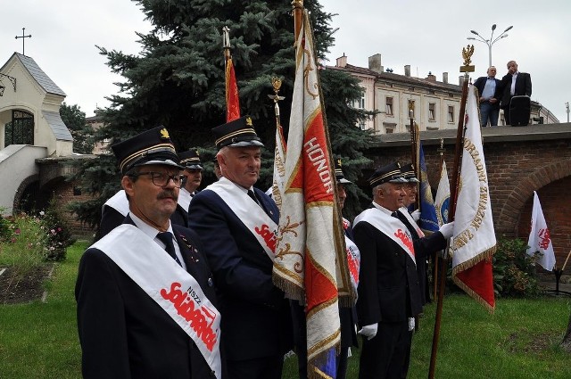 Zawarte w sierpniu i we wrześniu 1980 roku w Szczecinie, Gdańsku, Jastrzębiu - Zdroju i Hucie Katowice porozumienia otworzyły drogę do powstania NSZZ "Solidarność". Co roku data 31 sierpnia jest okazją do przypomnienia tych wydarzeń i ich znaczenia dla upadku komunizmu w Polsce. W 38. rocznicę Porozumień Sierpniowych przemyska "Solidarność" zaprosiła działaczy Regionu Ziemia Przemyska, a także licznych gości na obchody odbywające się w Kościele Św. Trójcy oraz przy tablicy znajdującej się na Kamiennym Moście.Zobacz także: M. Morawiecki: Pamięć o bohaterze zbiorowym, o Solidarności coraz bardziej nas jednoczy