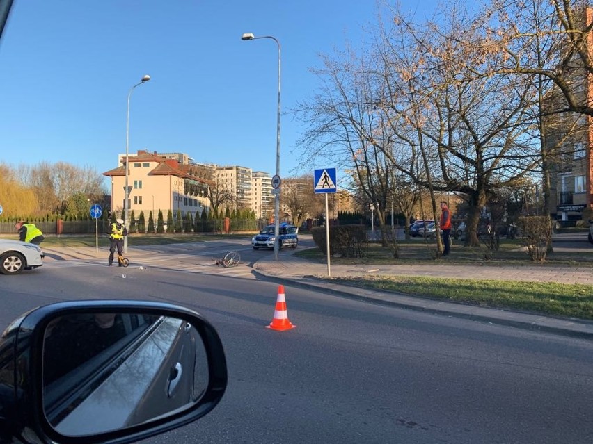 Białystok. Wypadek na skrzyżowaniu Włókienniczej z Poleską. Renault potrąciło rowerzystę [ZDJĘCIA]