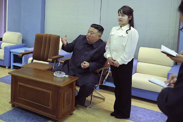Kim Dzong Un skupił się na produkcji na broni jądrowej. Tymczasem jego rodacy umierają z głodu