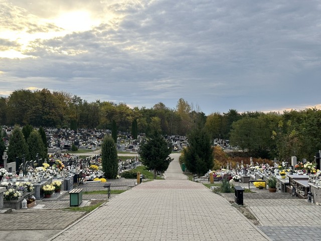 Na dzień 22 kwietnia 2024 roku w zasobach Cmentarza Komunalnego w Sandomierzu znajdowało  się 5 tysięcy 276 grobów.