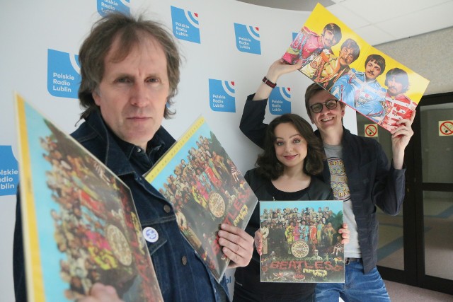 Witold Jachacz, Magdalena Fijałkowska i Paweł Błędowski z Radia Lublin prezentują Sgt. Pepper’s Lonely Hearts Club Band