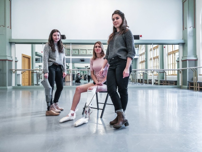 Krakowskie studentki zaprojektowały elektroniczną protezę nogi dla baletnicy