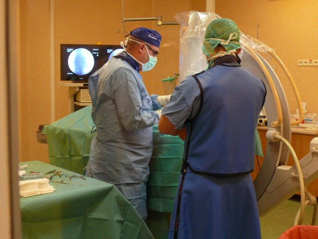 Operuje dr Jerzy Ozga, wszczepia nowy typ kardiowertera &#8211; defibrylatora o nazwie Evera MRI.