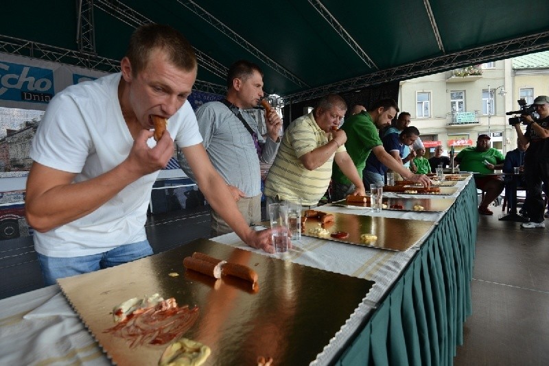 Bili rekord Polski w jedzeniu metrowej kiełbasy