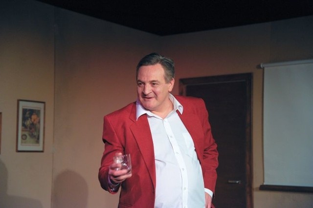 Marek Tyszkiewicz w białostockim Teatrze Dramatycznym gra od 2006 roku, wcześniej związany był m.in. z supraskim Teatrem Wierszalin.  Monodram "Spragniony" w jego wykonaniu można obejrzeć na małej scenie Teatru Węgierki w najbliższą sobotę i niedzielę o godz. 20 oraz 4 i 5 lutego o godz. 19.