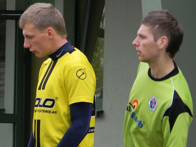 Bramkarz Crasnovii Krasne Paweł Joniec (z lewej) zachował czyste konto. Żółtą kartkę na swoje konto w starciu z Piastem zapisał zaś Adrian Burak (nz. z prawej).