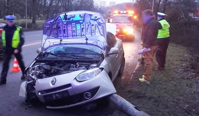 Do zdarzenia doszło w sobotę, 24 grudnia, w Gorzowie. Kierowca renault wypadł z drogi i uderzył w latarnię.Renault jechało ul. Słowiańską. Nagle na prostym odcinku drogi samochód wypadł na pobocze. Tam uderzył w latarnię uliczną ścinając ją. Na miejsce przyjechała policja. Bardzo szybko ustalono powód kraksy.Kierowca renault był pijany. Kiedy dmuchnął w alkomat okazało się, że ma aż 1,6 promila alkoholu. Stanie za to przed sądem. Grozi mu kara do dwóch lat więzienia. Prawo jazdy straci na czas nie krótszy niż 3 lata i zapłaci grzywnę nie niższą niż 5 tys. zł. Zobacz też: Pościg za pijanym kierowcą