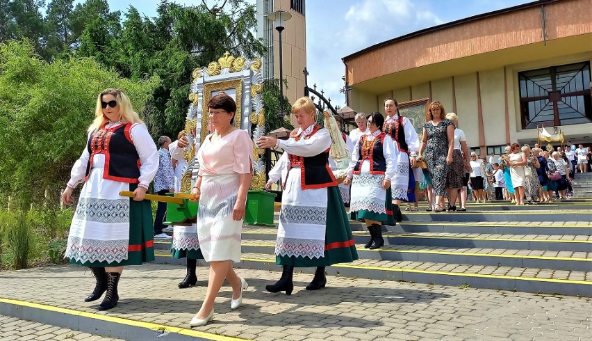 Boże Ciało w Obierwi. Procesja w parafii pw. NMP Częstochowskiej. Zdjęcia 16.06.2022