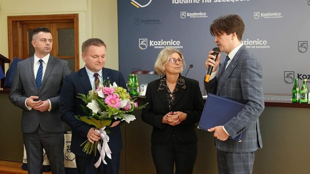 Władze Kozienic podziękowały Elżbiecie Stąpór, byłej dyrektorce Biblioteki Publicznej w Kozienicach za długoletnią pracę.