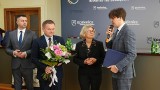 Podziękowania dla Elżbiety Stąpór od władz Kozienic i nagrody burmistrza rozdano na sesji Rady Miejskiej. Zobacz zdjęcia