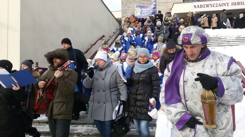 Jaworzno: Orszak Trzech Króli przeszedł przez rynek. Były alpaki i traktorki [ZDJĘCIA]