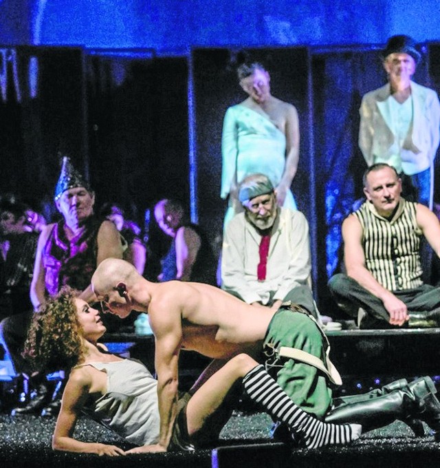 „Drach” w Teatrze Śląskim. Na pierwszym planie Anna Lemieszek - Caroline Ebersbach - oraz Mateusz Znaniecki jako Josef Magnor