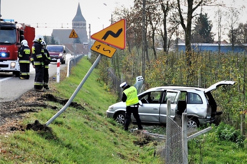 Wypadek na na drodze krajowej nr 91 w powiecie tczewskim. Kierowca bez prawa jazdy, 10 osób w samochodzie [zdjęcia]