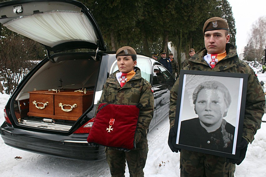 Uroczysty pogrzeb małżeństwa Zarzyckich, cywilnych bohaterów podziemia antykomunistycznego (ZDJĘCIA)