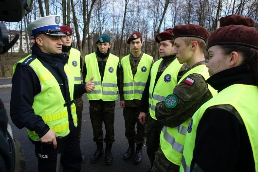 Uczniowie z Jaworzna poznawali pracę policjanta w czasie zajęć z drogówką