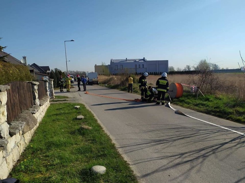 Uszkodzony gazociąg na budowie w Mokronosie. Akcja strażaków 