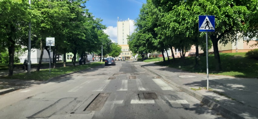 Tarnobrzeg. Drogowcy łatają dziury na ulicy Moniuszki. Kierowcy muszą uważać (ZDJĘCIA)  