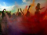 Kolorowo na Polach Marsowych. Wrocławianie na Festiwalu Kolorów Holi