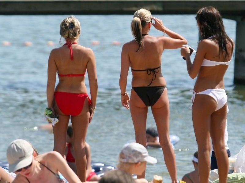 Kobiety w bikini na plażach w regionie