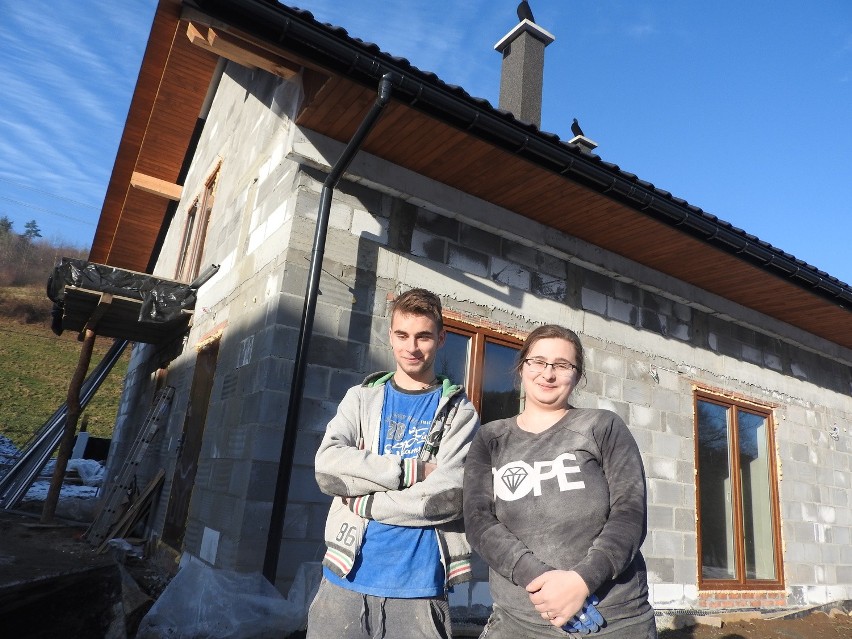 Marzena i Tomasz Łomzik przed nowym domem