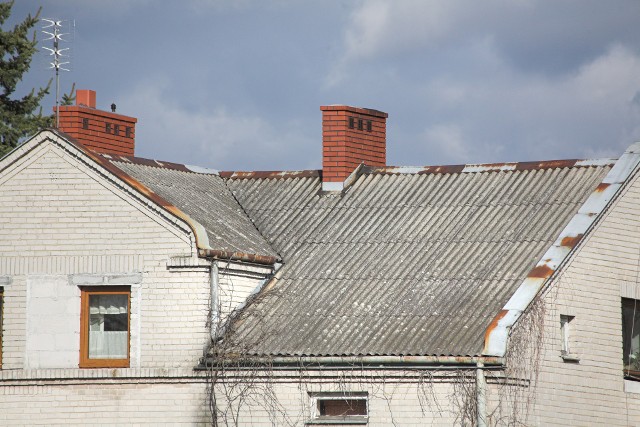 Płyty eternitowe na dachu domuDachy obiektów, które posiadają szkodliwy eternit, zazwyczaj były budowane lub remontowane kilkanaście czy nawet kilkadziesiąt lat temu. Obecnie liczba modernizowanych obiektów wciąż rośnie. W małej gminie jest to około 20 domów jednorodzinnych rocznie.