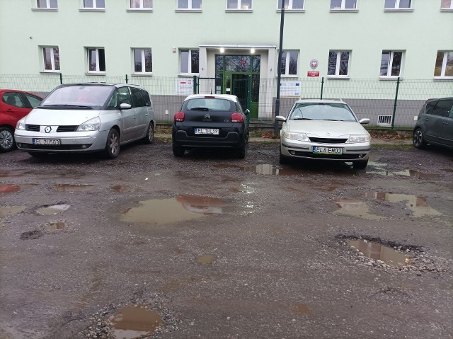 Tak wygląda ulica Sierpowa przed XV Liceum Ogólnokształcącym w Łodzi...