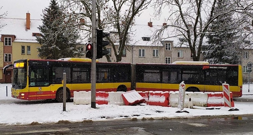 Autobus "złamał się" na pętli na Sępolnie