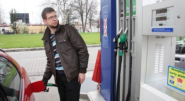 Paliwo drożeje, choć nie rozumiem czemu, bo przecież ceny ropy na światowych rynkach są ustabilizowane, a u nas dolar stoi nisko - powiedział nam Jakub Kulpa, który tankował wczoraj na samoobsługowej stacji Neste w Kielcach. 