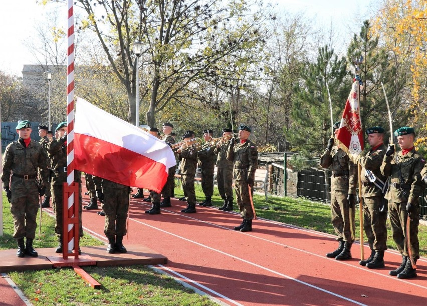 Odsłonięcie muralu "Skrzydła wolności" na boisku sportowym...