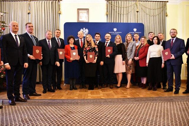 Wojewoda Konstanty Radziwiłł z przedstawicielami samorządów pod podpisaniu umów dotyczących reaktywacji połączeń komunikacyjnych.