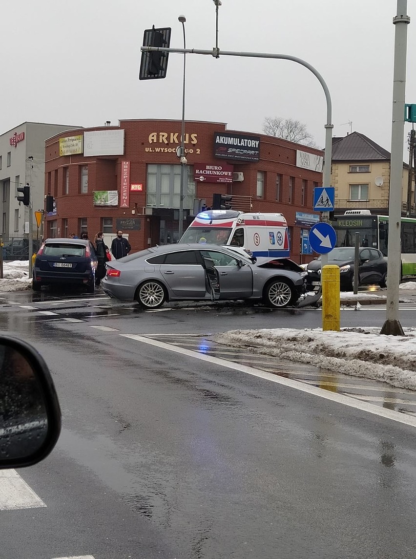 Wypadek w Białymstoku - ul. Raginisa/Wysockiego - zderzenie...