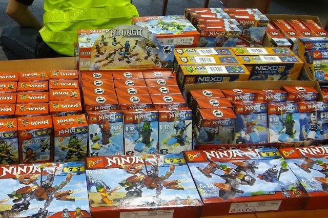 Funkcjonariusze z Urzędu Celnego w Łomży w wyniku kontroli jednej z tamtejszych hurtowni zabawek ujawnili blisko 500 zestawów klocków dla dzieci, których wygląd do złudzenia przypominał produkty znanej duńskiej marki. 