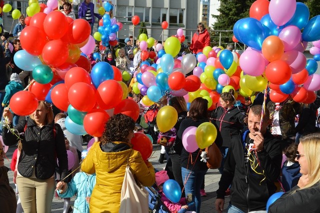 Na placu zabaw przy Spółdzielczym Domu Kultury zrobiło się kolorowo od balonów