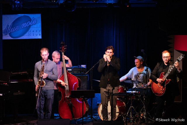 Wśród muzyków, którzy zagrali podczas koncertu „Gramy dla Skowrona!” w klubie Blue Note, była grupa Weezdob Collective