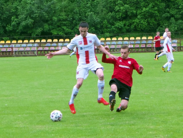 Orzeł Przeworsk (biało-czerwone stroje) pokonał Legion Pilzno i zachował bezpieczny dystans nad strefą spadkową.