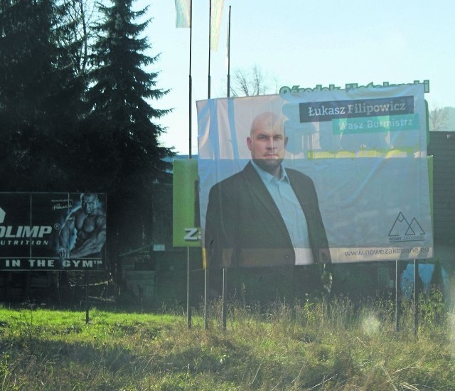 Łukasz Filipowicz wywiesił swój plakat po prawej strony drogi