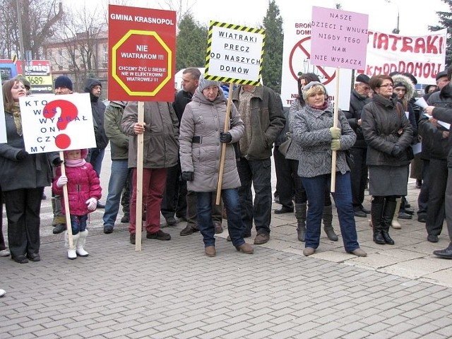 Ponad sto osób zebrało się przed suwalskim starostwem, aby przypomnieć, że są przeciwni farmom wiatrowym. Ludzie przynieśli transparenty i apelowali do decydentów o rozwagę przy wydawaniu zgody na budowę turbin.