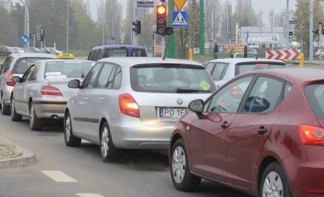 Prace drogowe na ulicy Zamenhofa powodują utrudnienia na drogach. W kierunku ronda Rataje jest wyłączony jeden pas ruchu. Tworzą się tam duże korki