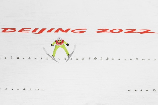 Pekin 2022. Skoki narciarskie NA ŻYWO. Kamil Stoch, Dawid Kubacki, Nicole Konderla i Kinga Rajda powalczą o medale. Gdzie oglądać?
