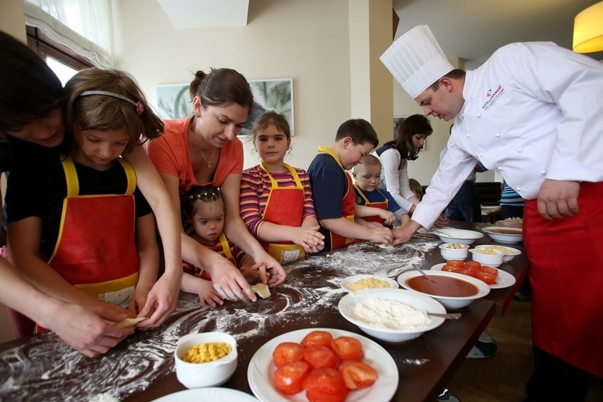 Dzieci z Fundacji Iskierka zamieniły się w kucharzy w ustrońskim hotelu Diament [ZDJĘCIA]