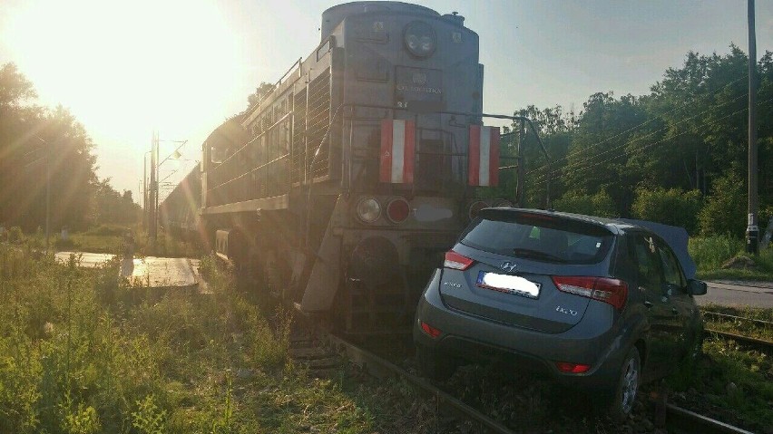 W Połańcu samochód wjechał pod pociąg towarowy!