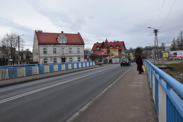 Most Andrzeja zostanie rozebrany, na jego miejscu powstanie nowy. Rozebrany będzie też budynek mieszkalny widoczny na zdjęciu, bo jego usytuowanie koliduje z przyszłym rondem.