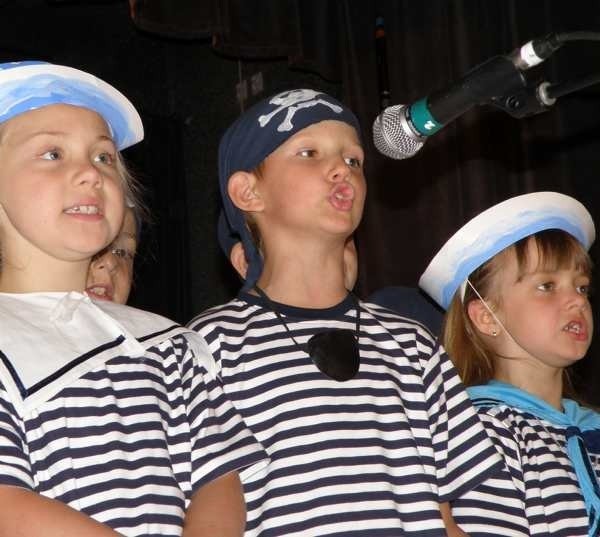 Sześciolatki z Przedszkola nr 2 w Strzelcach: Kasia Zając, Hubert Rębacz i Julia Widła razem z grupą zaśpiewały "Płynie łódź moja&#8221;