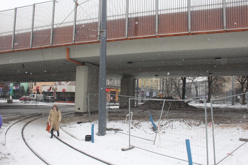 Piesi swobodnie chodzą po rynku, także po torowisku. Trudno...