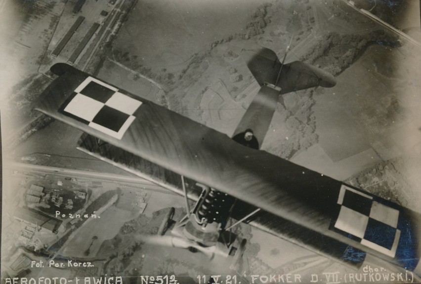 Fotografia z przelotu samolotu Fokker D. VII pilotowanego...