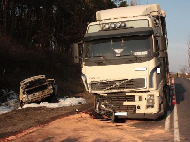 Na drodze w Ossali w powiecie staszowskim zderzyło się ciężarowe volvo z osobowym renaultem, który po chwili stanął w ogniu.