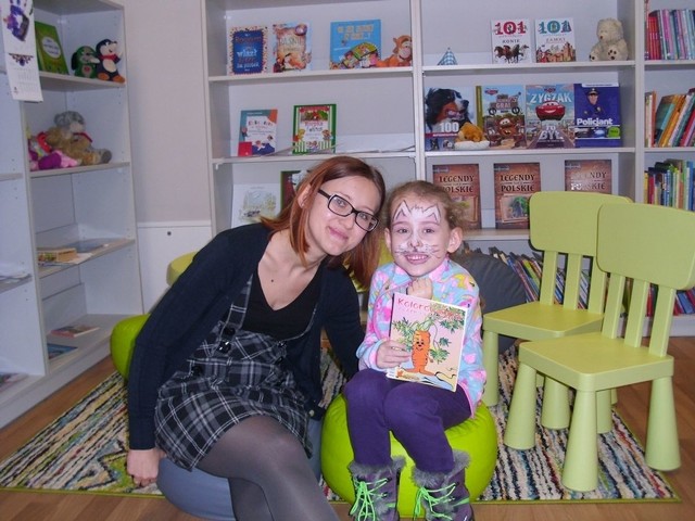 Kaja, która w sobotę odwiedziła bibliotekę przyznała, że bardzo lubi czytać. W wyborze lektury pomogła jej Agata Paździerz.